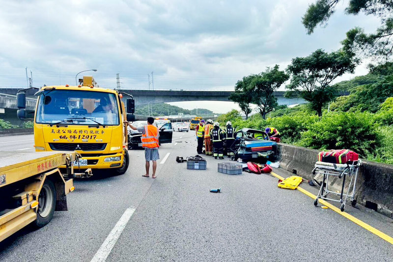 國道1號北向46公里林口路段27日中午發生車禍事故，58歲陳姓男子車輛撞上護欄受困，警消人員抵達後，協助駕駛脫困並送醫搶救，但陳男仍傷重不治。（國道公路警察局提供）中央社記者吳睿騏桃園傳真  113年10月27日