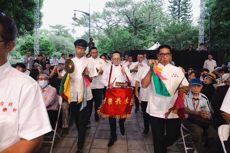 2024台灣WAY藝文茶會26日舉行,邀請百年重金屬樂團「台北共樂軒」演出,文總秘書長李厚慶(中)並與台北共樂軒共同演奏北管經典曲牌「風入松」。(文總提供)中央社記者王寶兒傳真 113年10月27日