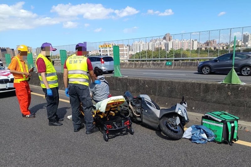 一名男子27日騎乘機車疑因導航路況不熟，誤闖國道後自撞內側護欄肇事，國道公路警察局員警到場後發現男子手臂擦挫傷，但不願就醫檢查，機車駕駛調查後無飲酒情形。（國道公路警察局提供）中央社記者吳睿騏桃園傳真  113年10月27日