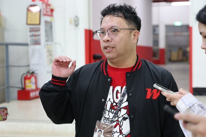 中職味全龍隊今年主場觀眾平均人數破8000人,領隊丁仲緯(圖)表示,台北大巨蛋加入比賽球場,收入有增加但投入資源也滿多的,明年希望安排更多大巨蛋場次,服務更多球迷,也希望可以「破圈」,打入親子家庭、女性球迷、企業客戶等族群。(味全龍隊提供)中央社記者謝靜雯傳真 113年10月27日