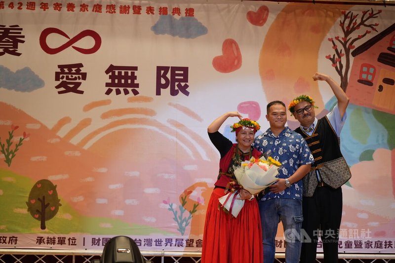 屏東縣政府27日表揚資深寄養家庭,曾經的寄養兒林姓男子(中),離開寄養家庭15年,現在已是一名職業軍人,他感謝牧師柯恩光(右)、師母杜素香(左),在他最困難時伸出援手。中央社記者黃郁菁攝 113年10月27日