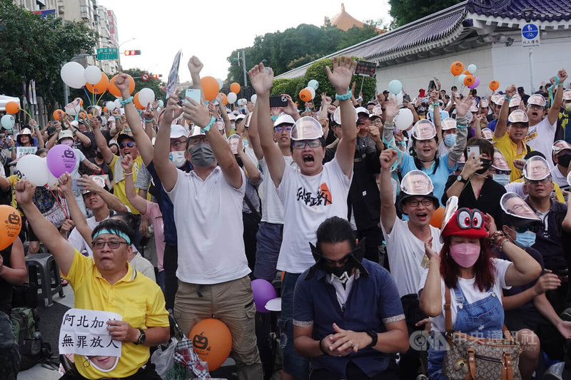 民眾黨27日在台北封街舉辦「賴政府,搞什麼鬼」宣講活動,聲援遭羈押的黨主席柯文哲,現場支持者戴起柯文哲面具,並高喊「放人」。中央社記者鄭傑文攝 113年10月27日
