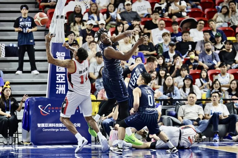台灣職籃P.LEAGUE+本季規模縮減至4隊,27日例行賽由台北富邦勇士在台北和平籃球館迎戰高雄鋼鐵人,最終勇士以108比93勝出,收下本季首勝。圖為雙方場中激烈攻防。中央社記者王飛華攝 113年10月27日