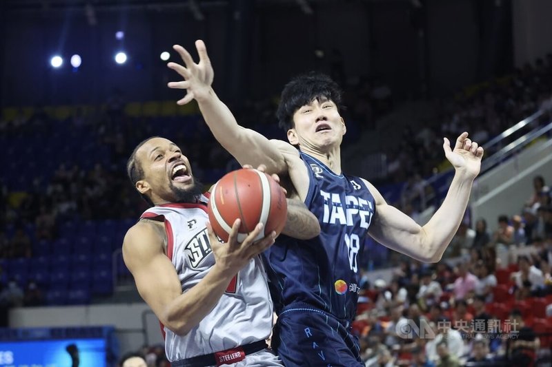 台灣職籃P.LEAGUE+高雄鋼鐵人27日作客台北和平籃球館與台北富邦勇士進行例行賽,鋼鐵人控衛艾賽亞(Isaiah Briscoe)(左)積極進攻,砍下25分,可惜無緣助隊拿勝。中央社記者王飛華攝 113年10月27日