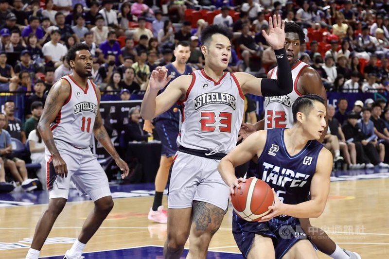 台灣職籃P.LEAGUE+例行賽27日在台北和平籃球館進行,由台北富邦勇士對上高雄鋼鐵人,鋼鐵人陣中陳范柏彥(前左)拿下17分,最終仍不敵勇士。中央社記者王飛華攝 113年10月27日