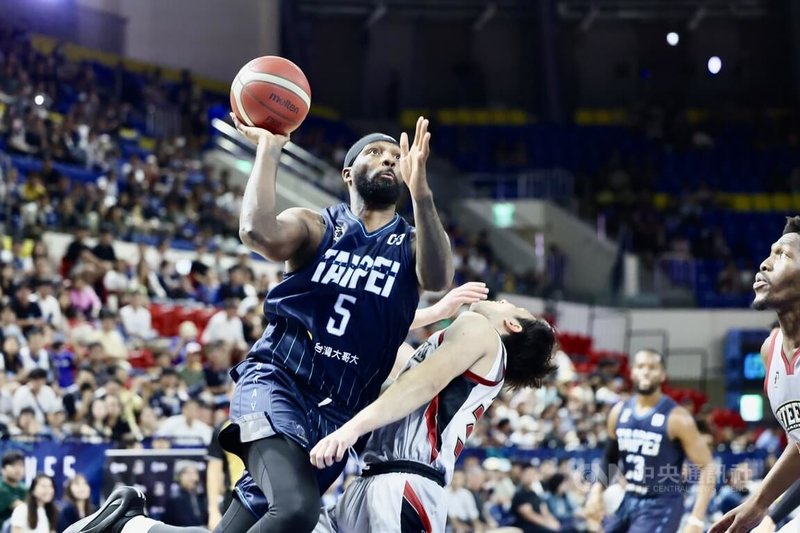 台灣職籃P.LEAGUE+台北富邦勇士27日在台北和平籃球館與高雄鋼鐵人進行例行賽,勇士洋將漢米爾頓(Jordan Hamilton)(持球者)砍下17分,率隊力退鋼鐵人。中央社記者王飛華攝 113年10月27日