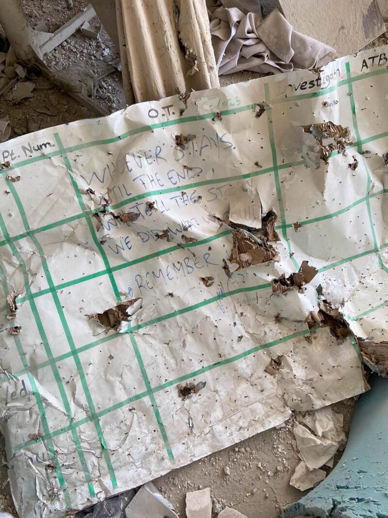 加薩任務結束的鄔逸群返台後看到來自加薩的照片,一家醫院白板的一行字,「留到最後的人會說出我們的故事」,醫院遭到轟炸,寫下這句話的醫師離世,令他無比難受。(無國界醫生提供)中央社記者陳婕翎傳真 113年10月27日