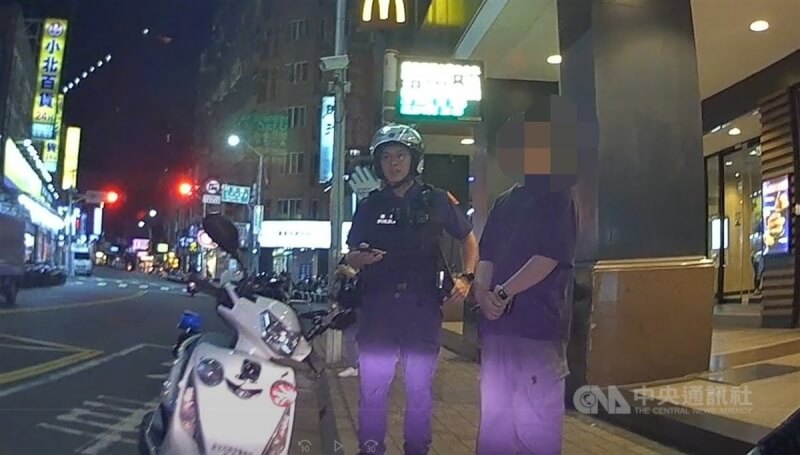 林口警分局日前在街上查獲男大生（右）公然吸食含有俗稱「喪屍煙彈」的電子煙，詢後依毒品罪嫌送辦。（翻攝照片）中央社記者王鴻國傳真 113年10月27日