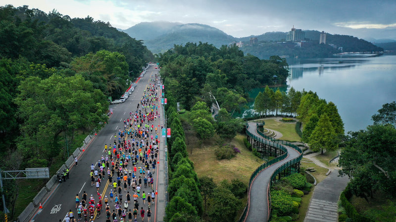 2024日月潭環湖馬拉松27日開跑，逾5850名國內外跑者齊聚日月潭。（日月潭風管處提供）中央社記者鄭維真傳真  113年10月27日