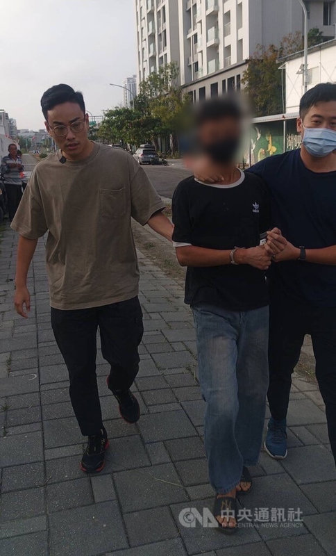 越南籍逃逸移工23歲阮姓男子（中）日前在台北市網咖遭警方查獲，竟趁員警處理文件之際，以縮手方式掙脫警銬逃逸，警方26日火速在台南市安南區將他緝獲到案。（翻攝照片）中央社記者黃麗芸傳真  113年10月27日