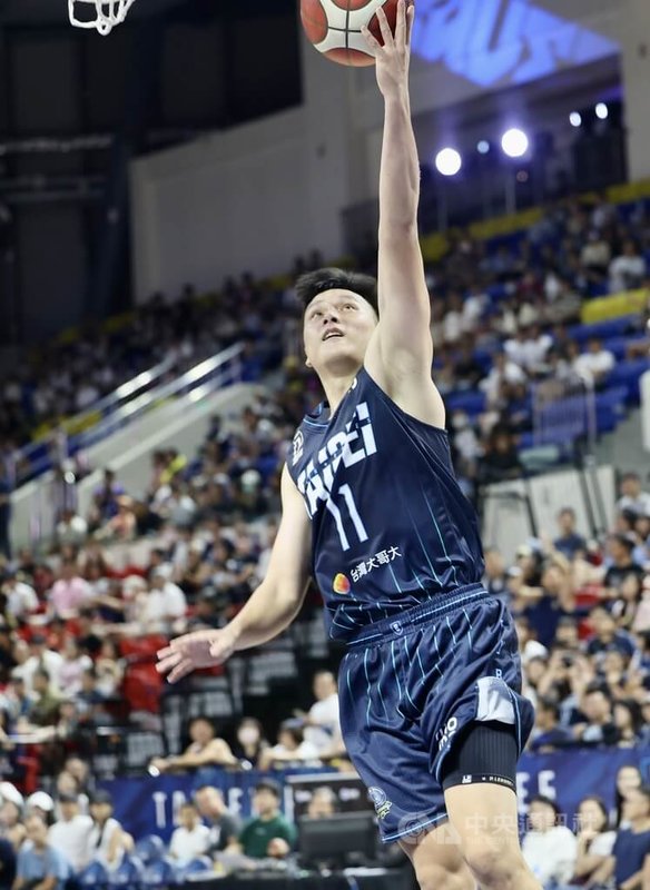 台灣職籃P.LEAGUE+台北富邦勇士27日例行賽在主場台北和平籃球館與高雄鋼鐵人交手,勇士後衛洪楷傑(圖)上籃搶分,助隊以108比93擊敗鋼鐵人。中央社記者王飛華攝 113年10月27日