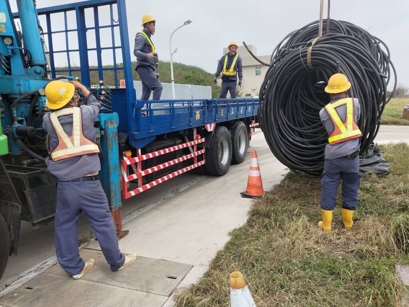 台電為提升澎湖七美、望安、虎井等3處二級離島的供電品質,斥資新台幣1億多元,進行3離島配電線路改壓作業,將原本3300伏特電壓,提升至1萬1400伏特。(台電澎湖區營業處提供)中央社 113年10月28日