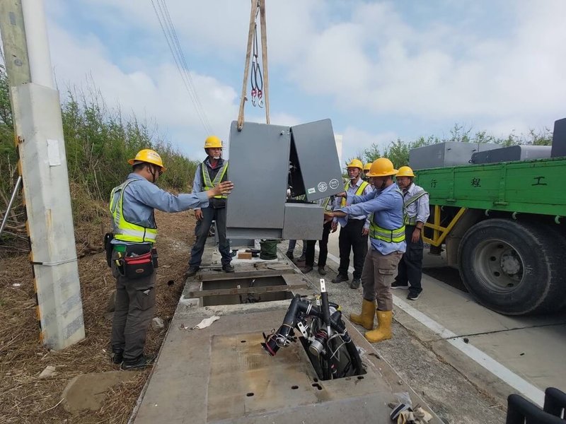 為提升澎湖七美、望安、虎井等二級離島供電品質，台電進行離島配電線路改壓作業，由原來的3300伏特電壓提升至1萬1400伏特，同時將開關汰換為新型的氣體絕緣開關，確保供電穩定。（台電澎湖區營業處提供）中央社  113年10月28日