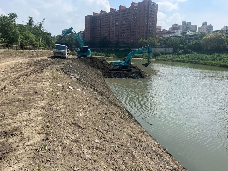 鳳山溪及後勁溪是高雄市重要排水系統，日前颱風大雨導致河道淤積情形加劇，市府水利局展開清淤作業，預計11月中旬前完成。（高雄市水利局提供）中央社記者蔡孟妤傳真  113年10月28日