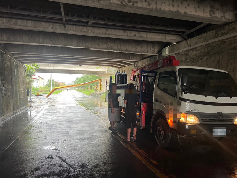 石姓男子28日上午駕駛大貨車行經宜蘭市南津路蘭陽大橋下涵洞前方時，疑車斗上的機械手臂未收妥，撞擊限高門架，導致門架斷裂，事故經排除已重新開放。（讀者提供）中央社記者王朝鈺傳真  113年10月28日