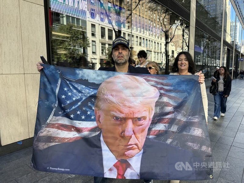 美國共和黨總統候選人川普27日在紐約市中心麥迪遜花園廣場（Madison Square Garden）舉行造勢大會，一名持川普旗幟支持者前往造勢活動會場。中央社記者廖漢原紐約攝 113年10月28日