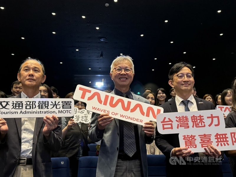 交通部觀光署28日舉行全新TAIWAN觀光品牌國際宣傳影片首映發表會，5支影片29日起將陸續在BBC等國際媒體播出，觀光署副署長周廷彰（中）表示，希望透過影片與世界連結，邀請更多民眾來台旅遊。中央社記者余曉涵攝  113年10月28日