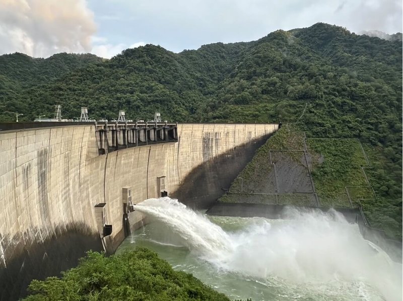 台北翡翠水庫管理局28日表示，研判翡翠水庫集水區受颱風環流影響，可能帶來長時間強降雨，下午5時進行預防性調節放水。（台北翡翠水庫管理局提供）中央社記者劉建邦傳真  113年10月28日