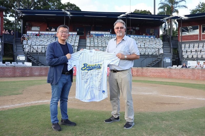 中華職棒與澳洲職棒布里斯本俠盜隊（Brisbane Bandits）合作，中職6隊各推薦2名球員參賽，共12名球員分兩梯次出發參與澳職例行賽，也預告2025年1月18日將合作舉辦「台灣日」。左為中職會長蔡其昌。（中華職棒提供）中央社記者謝靜雯傳真  113年10月28日