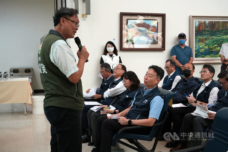 民進黨立委徐富癸（左1）28日召集立法院交通委員會赴屏東考察，爭取加速枋寮外環道及屏南快速公路工程期程；交通部長陳世凱（前右）檢視相關規劃表支持。中央社記者黃郁菁攝  113年10月28日