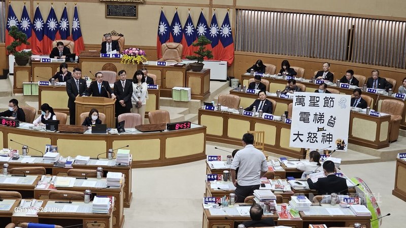 新北市議會28日進行市政總質詢，民進黨議員林秉宥、戴瑋姍等人，就板橋萬聖節活動現場附近陸橋電梯發生鋼索斷裂意外進行聯合質詢。中央社記者王鴻國攝  113年10月28日