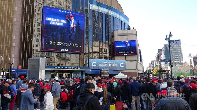 美國共和黨總統候選人川普27日在紐約市中心麥迪遜花園廣場（Madison Square Garden）舉行造勢大會，支持者聚集。中央社記者廖漢原紐約攝 113年10月28日