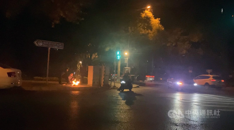 北京中關村第三小學附近28日下午3時20分發生一起持刀傷人案件,有5人受傷。當晚在案發地附近交叉口有民眾燒紙錢,目的不明。中央社記者呂佳蓉北京攝 113年10月28日