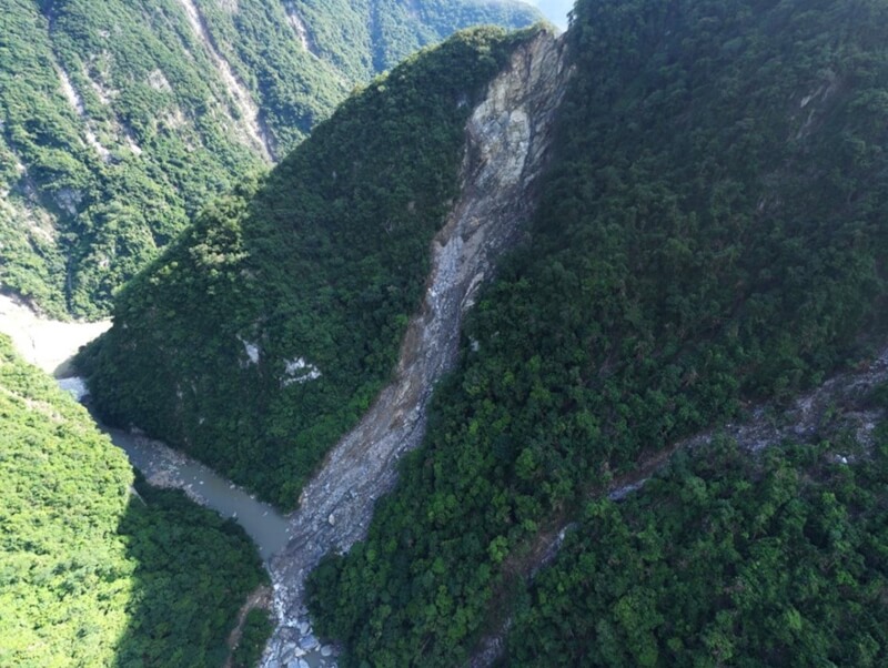 太魯閣峽谷經0403強震，多處景點崩塌重創，太魯閣國家公園管理處28日表示，災後1個月時間內，即迅速委託專業團隊展開震後初期勘測與影像紀錄作業，藉由科技判讀地質風險，輔佐太魯閣重建。（太管處提供）中央社記者李先鳳傳真 113年10月28日