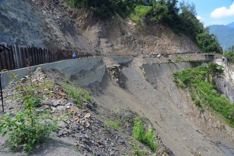 南投仁愛鄉「投89線」力行產業道路過去有「全台最爛道路」稱號，南投縣政府歷年來投入逾新台幣10億元經費修繕、維護。（南投縣政府提供）