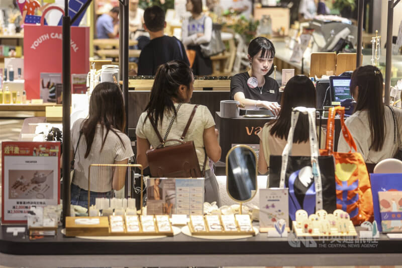 圖為民眾在台北市一間百貨公司逛街購物。（中央社檔案照片）