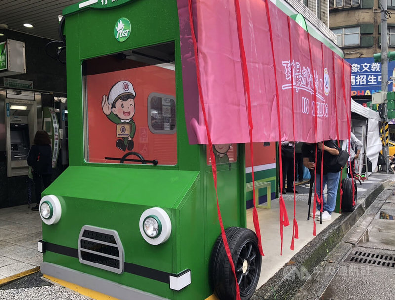 基隆市政府與中華郵政公司合作,改造七堵郵局前候車亭,整體設計如一輛「行動郵車」,搭配座椅、窗戶及方向盤和輪胎等細節,為七堵增添新亮點。中央社記者王朝鈺攝 113年10月29日