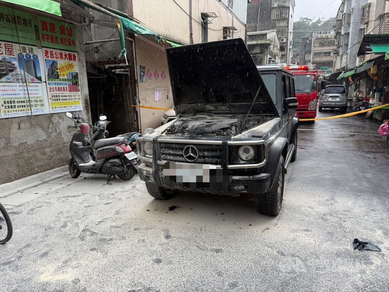 藝人九孔29日駕車行經台北市內湖區時，車輛突然自燃起火，警消派員到場發現，他已自行向民眾借用滅火器撲滅火勢，幸無人受傷。（翻攝照片）中央社記者黃麗芸傳真 113年10月29日