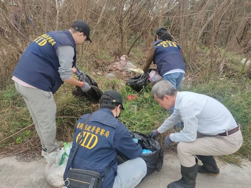 澎湖地檢署檢察官吳巡龍（前右）29日率領「環保聯合稽查小組」出擊，在轄內10個廢棄物棄置地點，共查獲16件不法非法傾倒廢棄物案件。（澎湖地檢署提供）中央社  113年10月29日