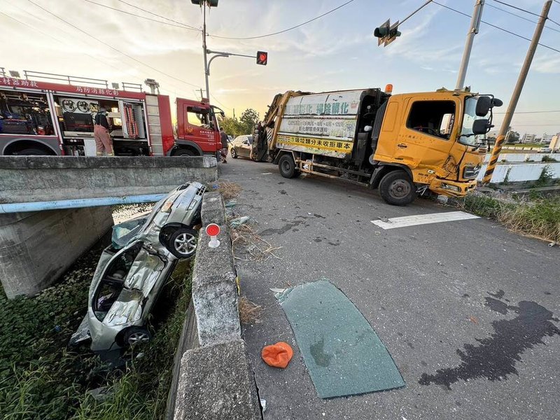 彰化縣溪湖鎮29日下午4時許發生垃圾車與自小客車碰撞事故，5人受傷送醫，意識均清楚，肇事原因由警方釐清中。（民眾提供）中央社記者鄭維真傳真  113年10月29日