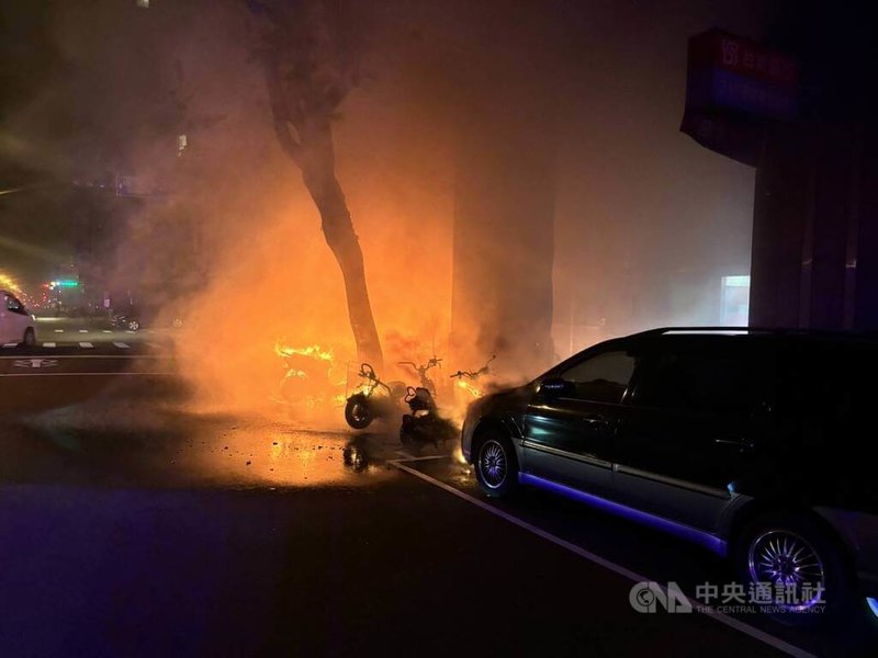 台中市北區1處商辦前機車格29日凌晨有多輛汽機車起火燃燒，警消獲報後到場撲滅火勢，幸無人傷亡。（翻照照片）中央社記者蘇木春傳真  113年10月29日