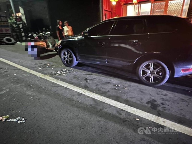 台中18歲白姓男子日前無照駕駛小客車撞死行人，遭檢方聲押獲准。張姓男子28日晚間前往白男住家外，持雞蛋與番茄丟擲並叫囂，表達不滿，遭警方逮捕送辦。（翻照照片）中央社記者蘇木春傳真  113年10月29日