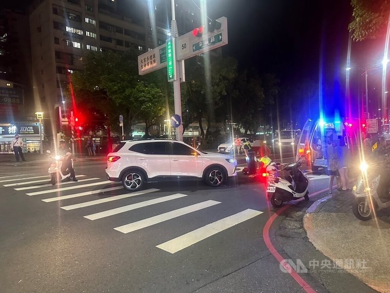 27歲廖姓女駕駛26日晚間在新北市新莊區行駛欲左轉時，撞飛走在斑馬線上的67歲林姓男子，導致林男四肢多處擦挫傷。（翻攝照片）中央社記者高華謙傳真  113年10月29日