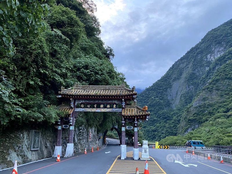 因應太魯閣國家公園暫時休園復原中，台灣好行310太魯閣線將從11月起調整，改行駛新路線。圖為東西橫貫公路牌樓中央社記者李先鳳攝 113年10月29日