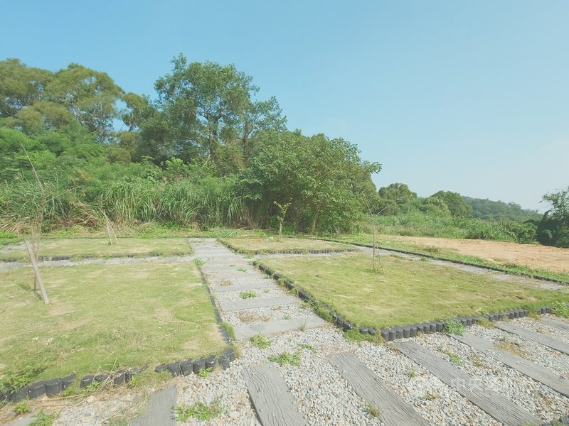 連江縣南竿鄉生命園區自民國111年起啟用樹葬區「福園」，目前不需費用，且無遷葬期限等限制，未來亦無收費計畫，不過開設至今共有21具無主遺體，多從園區內無主葬區移設而來，民眾主動申請者僅1例。中央社記者潘欣彤攝  113年10月29日