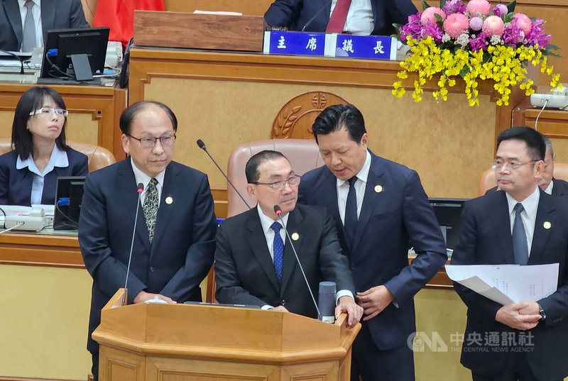 民進黨新北市議員卓冠廷29日針對捷運環狀線修復費用提出質詢，市長侯友宜（左3）表示，等第三方責任鑑定報告出來，一定會要求該負責的單位賠償，「一毛錢都不會放過」。中央社記者王鴻國攝  113年10月29日