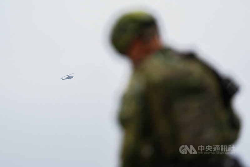 陸航AH-64E阿帕契攻擊直升機空中支援位於彰化地區的陸軍裝甲586旅。中央社記者游凱翔攝 113年10月29日