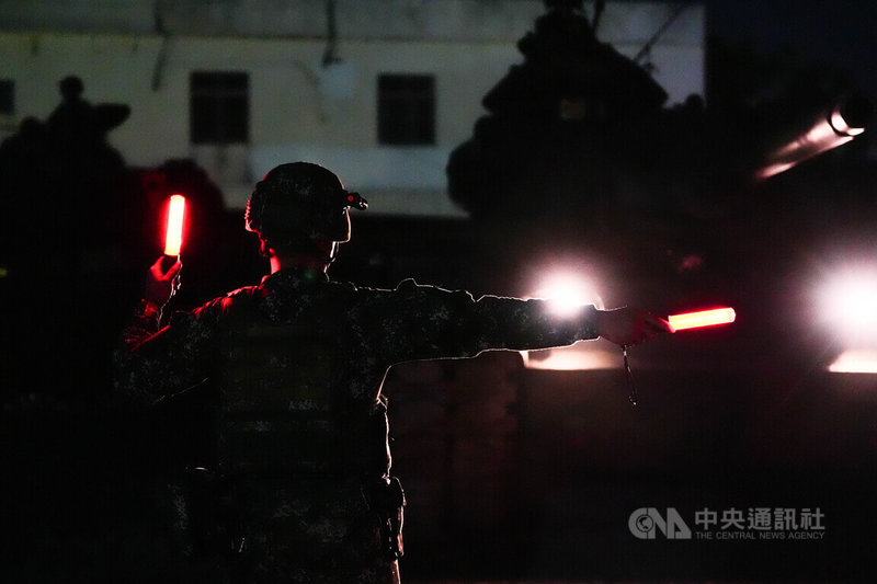 586旅官兵於彰化五庄后天宮整備,並指揮M60A3戰車進入宮廟旁空地。中央社記者游凱翔攝 113年10月29日