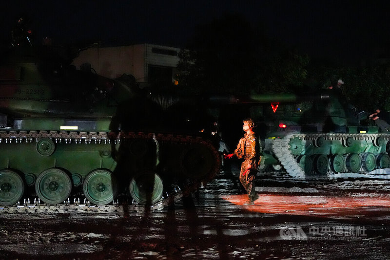 586旅官兵於彰化五庄后天宮指揮M60A3戰車的行進移動,在宮廟旁空地整備並待命機動。中央社記者游凱翔攝 113年10月29日