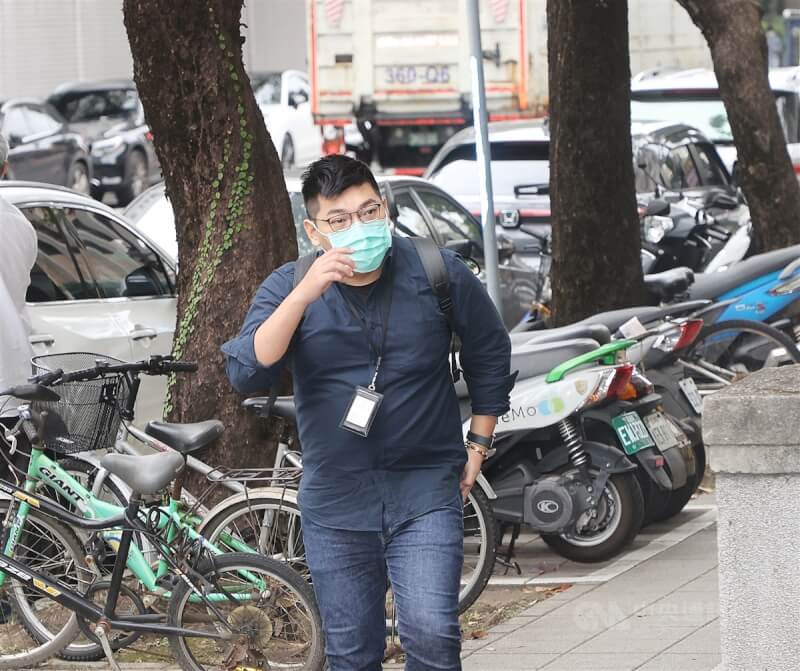 台灣高等法院29日下午開庭審理「卡神」楊蕙如及友人蔡福明(圖)被控妨害公務案,兩人皆現身出庭。圖為蔡福明抵達高院。中央社記者郭日曉攝 113年10月29日