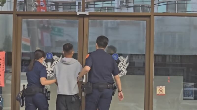 台中市沙鹿區29日上午發生男子在家門前遭持刀傷害案，警方於案發後隨即掌握劉姓嫌犯身分展開追緝，下午在彰化市將劉嫌查緝到案；初步追查了解，這起暴力事件疑雙方金錢糾紛引起。（民眾提供）中央社記者郝雪卿傳真 113年10月29日