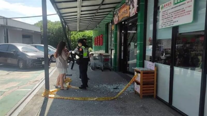 彰化縣花壇鄉29日發生自小客車撞進超市意外，王姓女子原本開車要停在超市大門前，卻疑誤踩油門，導致車輛衝入超市、大門玻璃碎裂，幸未造成人員受傷。（警方提供）中央社記者吳哲豪傳真 113年10月29日