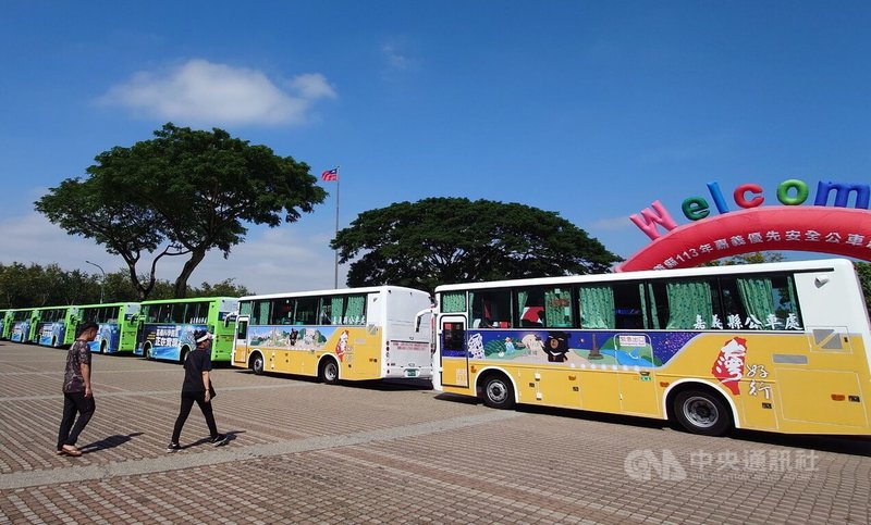 嘉義縣公車處新購8輛大型中巴，29日在縣政府前廣場正式亮相，新車配備有先進駕駛輔助系統（ADAS），可以偵測並測量與行人、其他車輛及車道的相對距離，在危險緊急情況下，提供駕駛員即時聲音及圖像警示。中央社記者蔡智明攝  113年10月29日