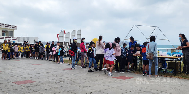 澎湖收容4隻保育類海龜,29日在馬公嵵裡沙灘進行野放,現場並配合辦理海洋野生動物及生態保育教育等宣導,讓在地國小和幼兒園師生一同見證。中央社 113年10月29日