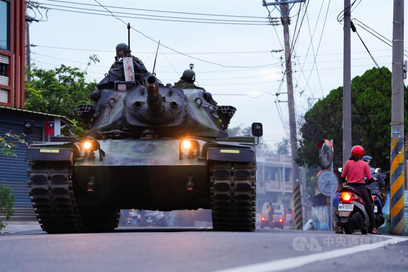M60A3戰車途經掛國旗的民宅,忙於操演的官兵,因此受到國民愛國心的激勵。中央社記者游凱翔攝 113年10月29日