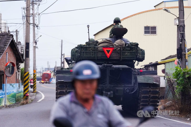 M60A3戰車在民間道路機動前往戰術位置,並與騎乘摩托車的民眾擦身而過。中央社記者游凱翔攝 113年10月29日